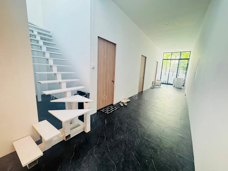 HUGE Master bedroom w/ ensuite toilet for rent! IMMEDIATE MOVE IN, , Room Rental, 400 sqft, Terraced House For Rent, by Nickson Guay, 500076326 - Interior - PropertyGuru.com.sg