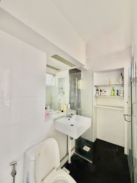 315 Tampines Street 33 HDB Flat For Sale at S$ 950,000 | PropertyGuru Singapore - Bathroom