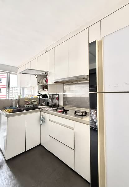 315 Tampines Street 33 HDB Flat For Sale at S$ 950,000 | PropertyGuru Singapore - Kitchen