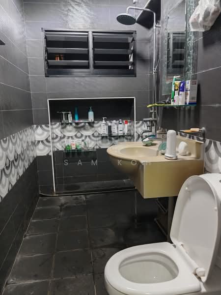 768 Pasir Ris Street 71 HDB Flat For Sale at S$ 638,000 | PropertyGuru Singapore - Bathroom