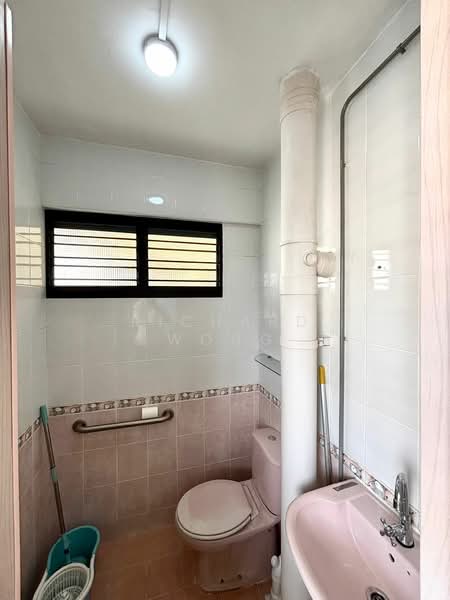 228 Yishun Street 21, 228 Yishun Street 21, 2 Bedrooms, 721 sqft, HDB Flat For Sale, by Richard Wong, 500076377 - Bathroom - PropertyGuru.com.sg