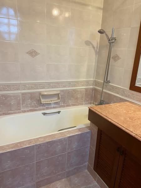 Beechwood Grove, Beechwood Grove, 8 Bedrooms, 9,545 sqft, Bungalow House For Rent, by Johnny Chia, 500076380 - Bathroom - PropertyGuru.com.sg