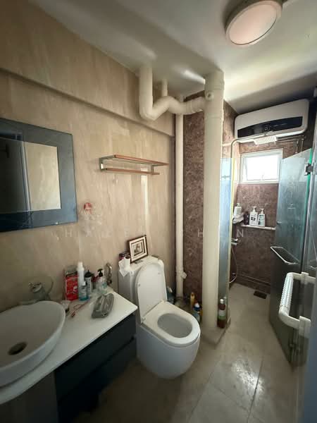 407 Hougang Avenue 10 HDB Flat For Sale at S$ 1,080,000 | PropertyGuru Singapore - Bathroom