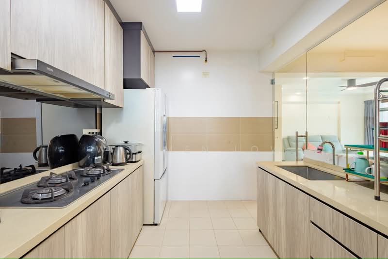 684D Edgedale Plains HDB Flat For Sale at S$ 720,000 | PropertyGuru Singapore - Kitchen