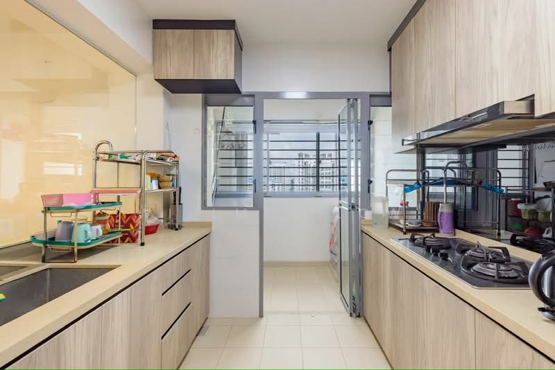 684D Edgedale Plains HDB Flat For Sale at S$ 720,000 | PropertyGuru Singapore - Kitchen