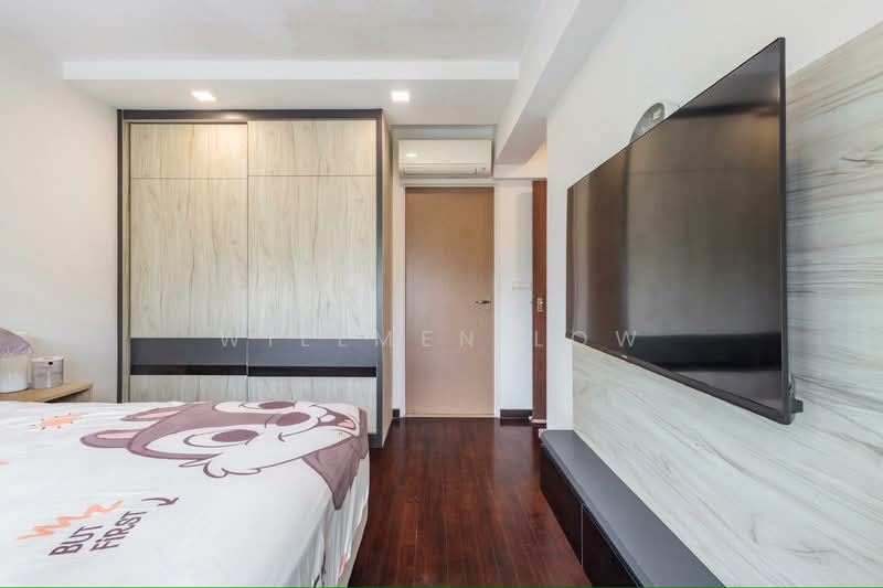 684D Edgedale Plains HDB Flat For Sale at S$ 720,000 | PropertyGuru Singapore - Bedroom