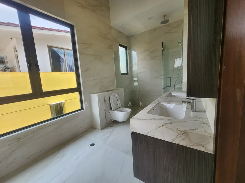 East Coast Avenue, , 5 Bedrooms, 5,882 sqft, Corner Terrace For Rent, by Sarah Yan Loh, 500076423 - Bathroom - PropertyGuru.com.sg