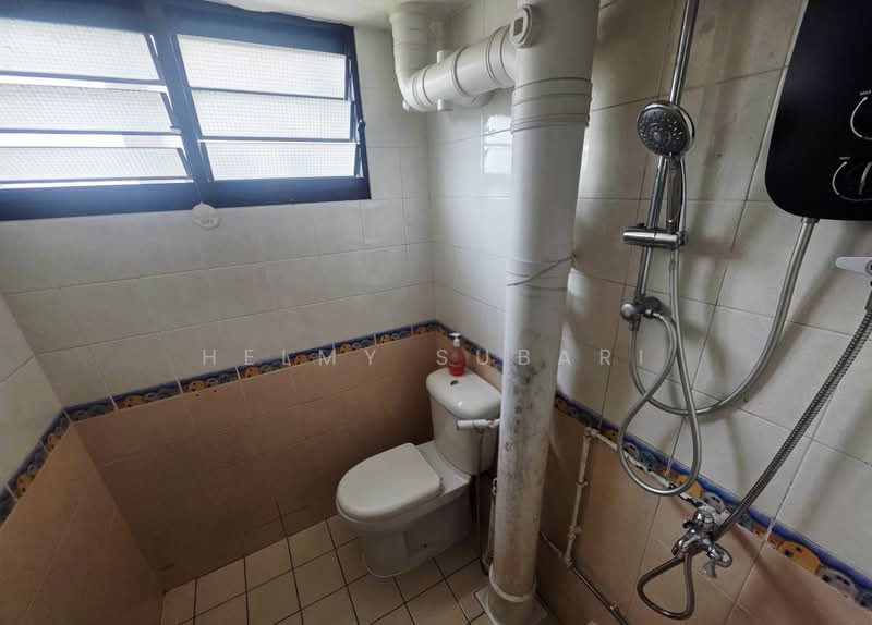 130 Ang Mo Kio Avenue 3 HDB Flat For Sale at S$ 480,000 | PropertyGuru Singapore - Bathroom