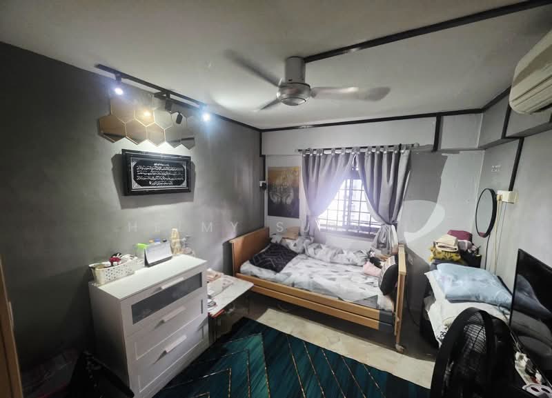 130 Ang Mo Kio Avenue 3 HDB Flat For Sale at S$ 480,000 | PropertyGuru Singapore - Bedroom