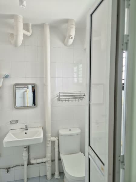 646 Yishun Street 61, 646 Yishun Street 61, 3 Bedrooms, 904 sqft, HDB Flat For Rent, by Taufik Hussein, 500076456 - Bathroom - PropertyGuru.com.sg