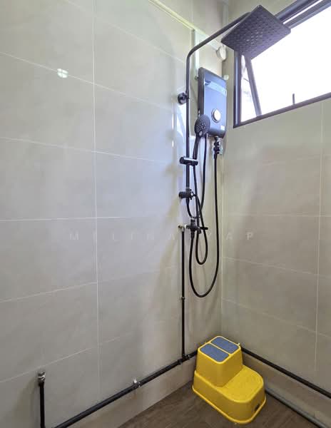 2 Lorong Lew Lian HDB Flat For Sale at S$ 520,000 | PropertyGuru Singapore - Bathroom