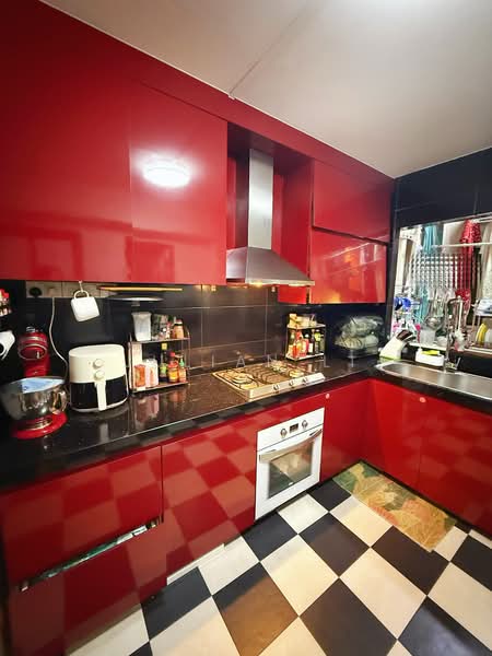 11 Lorong 8 Toa Payoh HDB Flat For Sale at S$ 980,000 | PropertyGuru Singapore - Kitchen