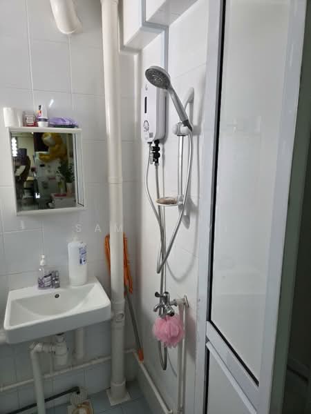 182 Ang Mo Kio Avenue 5 HDB Flat For Sale at S$ 420,000 | PropertyGuru Singapore - Bathroom