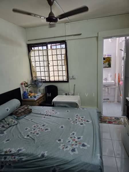 182 Ang Mo Kio Avenue 5 HDB Flat For Sale at S$ 420,000 | PropertyGuru Singapore - Bedroom