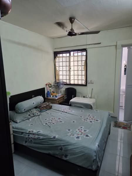 182 Ang Mo Kio Avenue 5 HDB Flat For Sale at S$ 420,000 | PropertyGuru Singapore - Bedroom