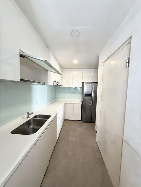 Heron Bay Executive Condominium For Sale at S$ 2,480,000 | PropertyGuru Singapore - Kitchen