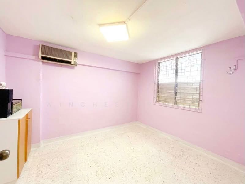 112 Lorong 1 Toa Payoh HDB Flat For Sale at S$ 358,000 | PropertyGuru Singapore - Bedroom 1