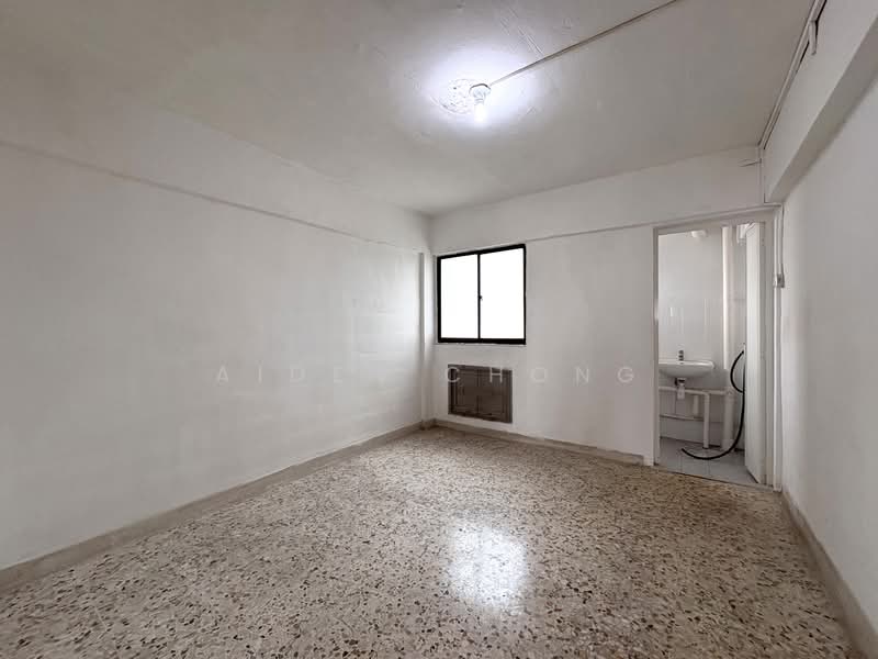 379 Clementi Avenue 5 HDB Flat For Sale at S$ 538,000 | PropertyGuru Singapore - Master bedroom 