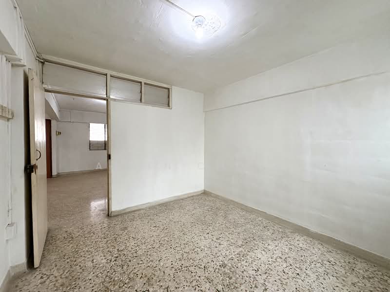 379 Clementi Avenue 5 HDB Flat For Sale at S$ 538,000 | PropertyGuru Singapore - Master bedroom 
