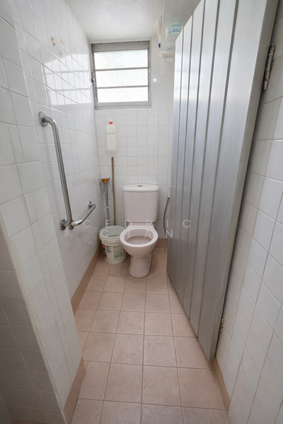 2 Lorong Lew Lian HDB Flat For Sale at S$ 458,000 | PropertyGuru Singapore - Bathroom