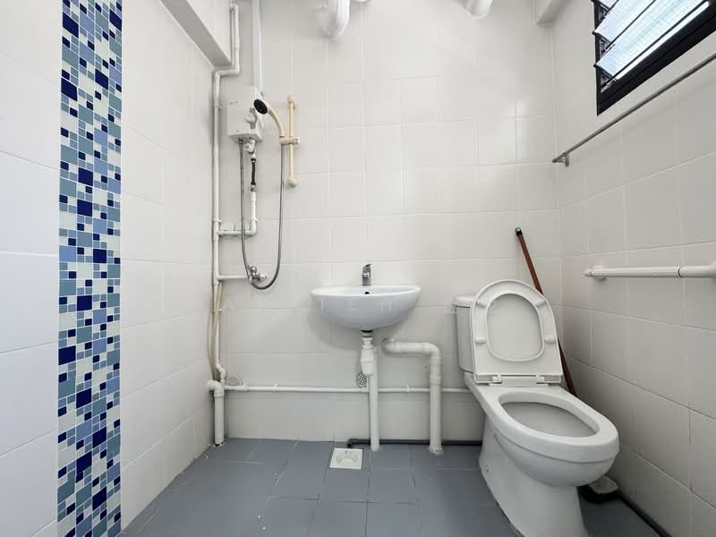 754 Yishun Street 72 HDB Flat For Sale at S$ 550,000 | PropertyGuru Singapore - Bathroom