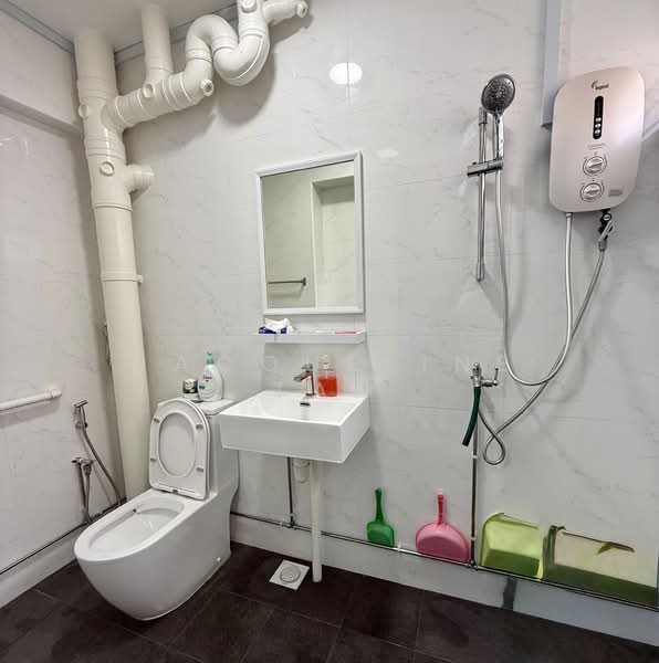 269 Bishan Street 24 HDB Flat For Sale at S$ 788,888 | PropertyGuru Singapore - Bathroom