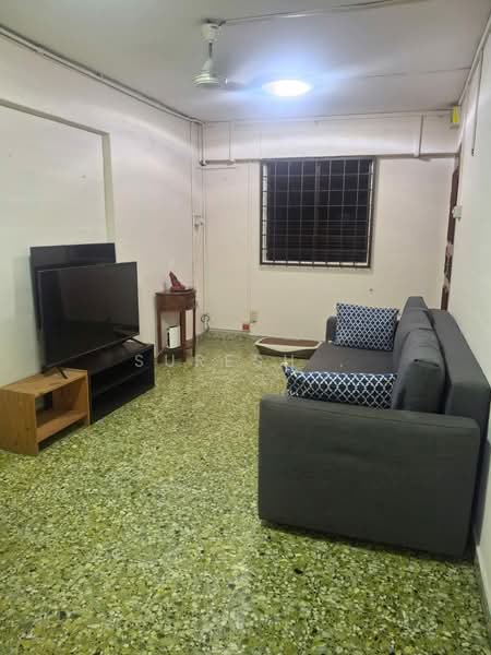 303 Jurong East Street 32 HDB Flat For Sale at S$ 398,000 | PropertyGuru Singapore - Living Room