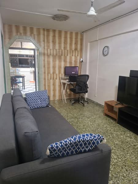 303 Jurong East Street 32 HDB Flat For Sale at S$ 398,000 | PropertyGuru Singapore - Living Room