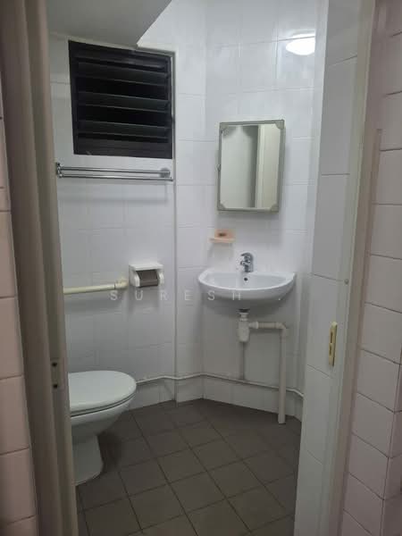 303 Jurong East Street 32 HDB Flat For Sale at S$ 398,000 | PropertyGuru Singapore - Bathroom