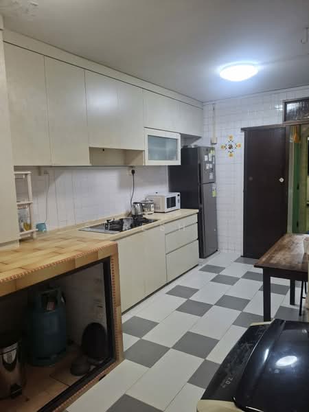 303 Jurong East Street 32 HDB Flat For Sale at S$ 398,000 | PropertyGuru Singapore - Kitchen