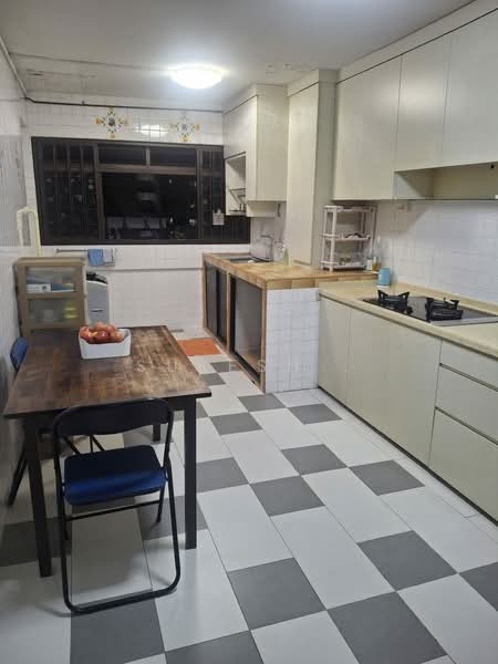 303 Jurong East Street 32 HDB Flat For Sale at S$ 398,000 | PropertyGuru Singapore - Kitchen