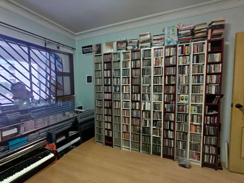 240 Lorong 1 Toa Payoh HDB Flat For Sale at S$ 999,000 | PropertyGuru Singapore - Interior