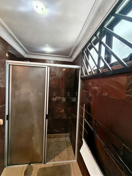 240 Lorong 1 Toa Payoh HDB Flat For Sale at S$ 999,000 | PropertyGuru Singapore - Bathroom