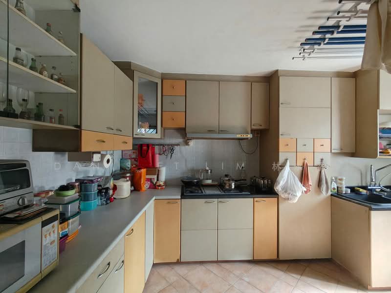 240 Lorong 1 Toa Payoh HDB Flat For Sale at S$ 999,000 | PropertyGuru Singapore - Kitchen