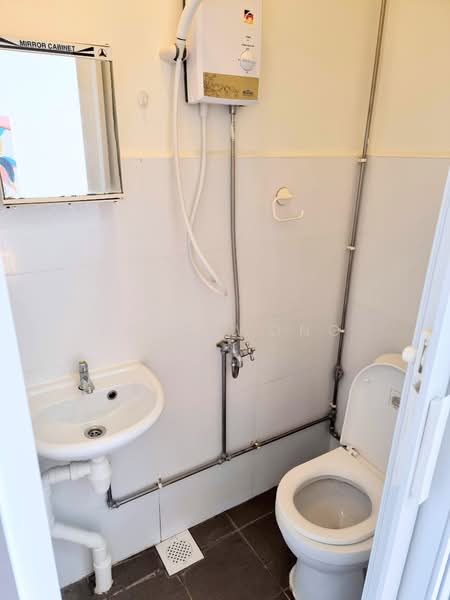 Studio room in prime location (lavender area), Tyrwhitt Road, Room Rental, 300 sqft, Walk-up Apartment For Rent, by John Wong, 500076639 - Toilet/shower - PropertyGuru.com.sg