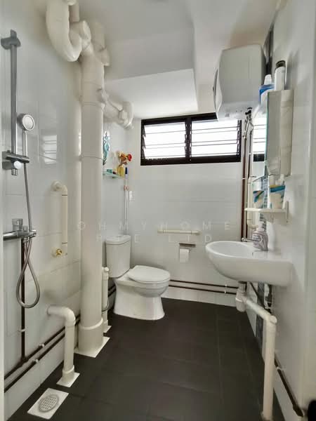 402 Ang Mo Kio Avenue 10 HDB Flat For Sale at S$ 720,000 | PropertyGuru Singapore - Bathroom