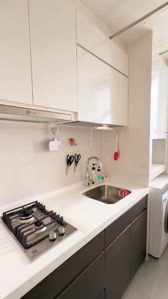 Skies Miltonia Condominium For Sale at S$ 750,000 | PropertyGuru Singapore - Kitchen