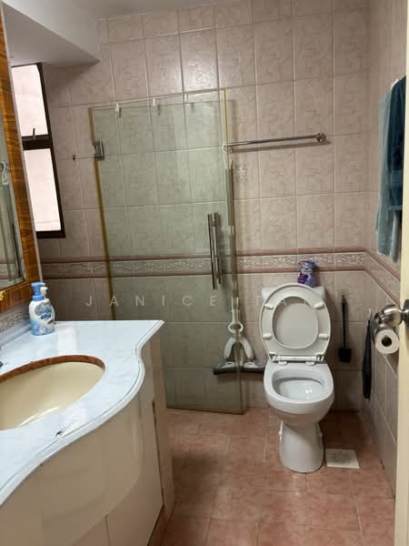Parkview Apartments Apartment For Sale at S$ 1,200,000 | PropertyGuru Singapore - Common Bathroom