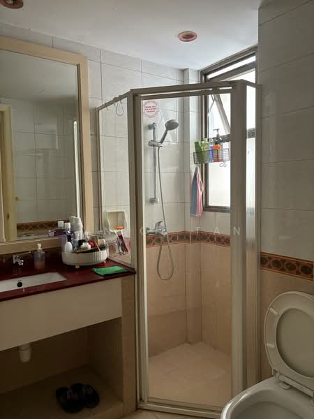 Parkview Apartments Apartment For Sale at S$ 1,200,000 | PropertyGuru Singapore - Master Bathroom 2