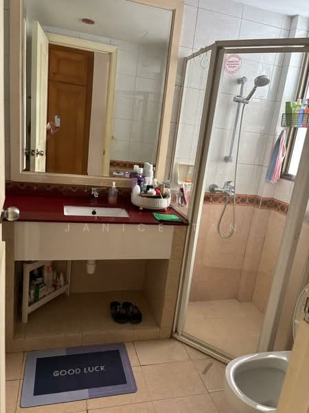 Parkview Apartments Apartment For Sale at S$ 1,200,000 | PropertyGuru Singapore - Master Bathroom 1