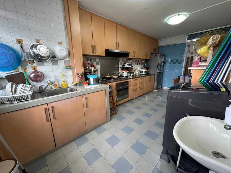 546 Ang Mo Kio Avenue 10 HDB Flat For Sale at S$ 550,000 | PropertyGuru Singapore - Kitchen