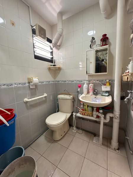 546 Ang Mo Kio Avenue 10 HDB Flat For Sale at S$ 550,000 | PropertyGuru Singapore - Bathroom