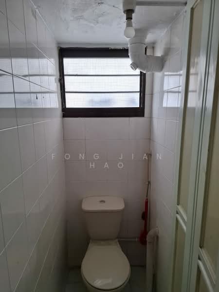 34 Upper Cross Street HDB Flat For Sale at S$ 499,999 | PropertyGuru Singapore - Bathroom