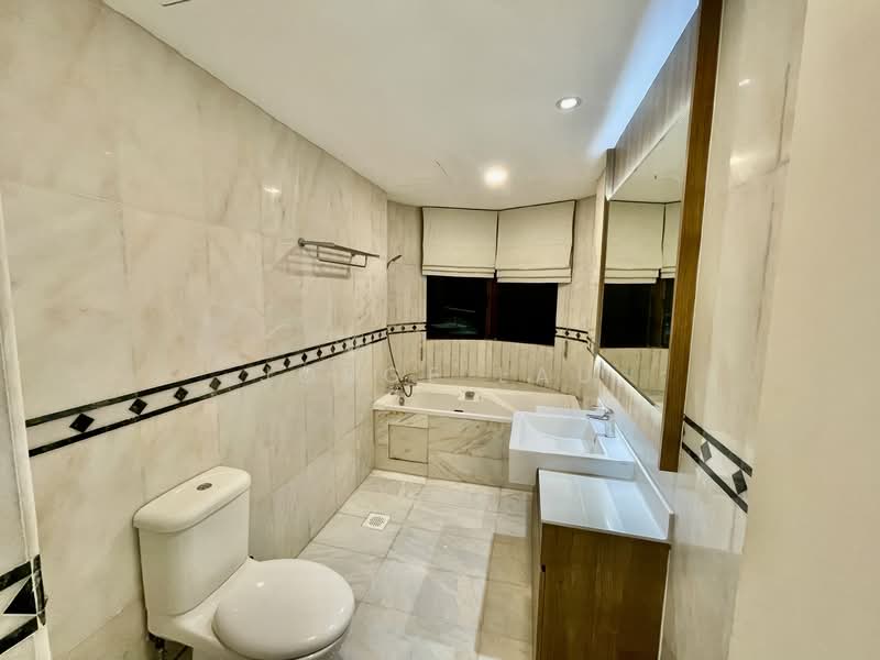The Balmoral Condominium For Sale at S$ 6,200,000 | PropertyGuru Singapore - Bathroom