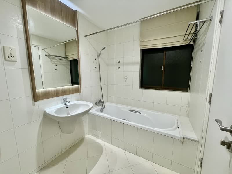 The Balmoral Condominium For Sale at S$ 6,200,000 | PropertyGuru Singapore - Bathroom