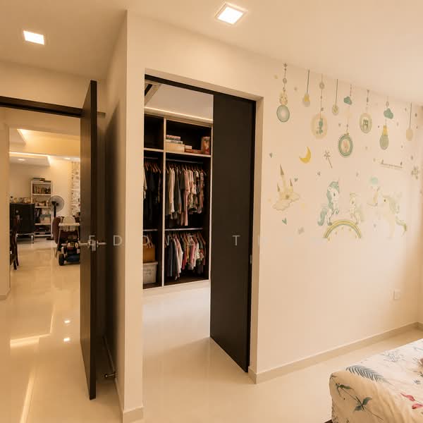 457 Yishun Street 41, 457 Yishun Street 41, 3 Bedrooms, 1,001 sqft, HDB Flat For Sale, by Eddie Tham, 500076807 - Entrance to Walk in wardrobe - PropertyGuru.com.sg