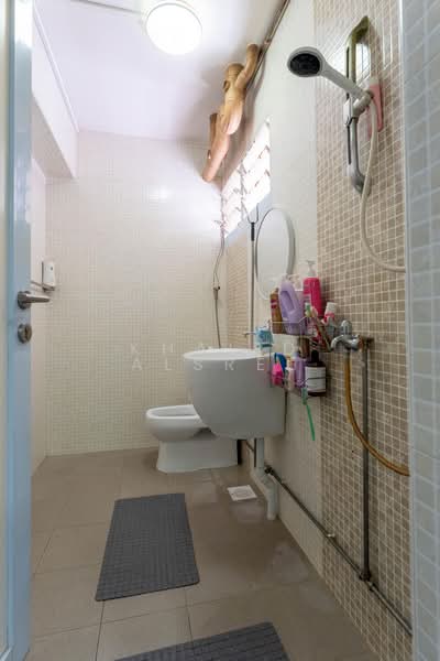 486 Pasir Ris Drive 4 HDB Flat For Sale at S$ 725,000 | PropertyGuru Singapore - Bathroom
