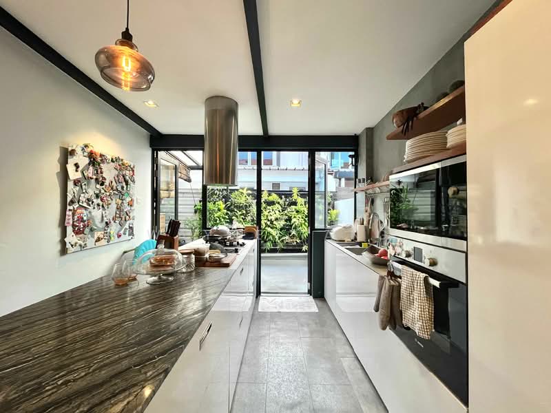 56 Jalan Ma'mor HDB Flat For Sale at S$ 1,100,000 | PropertyGuru Singapore - Kitchen