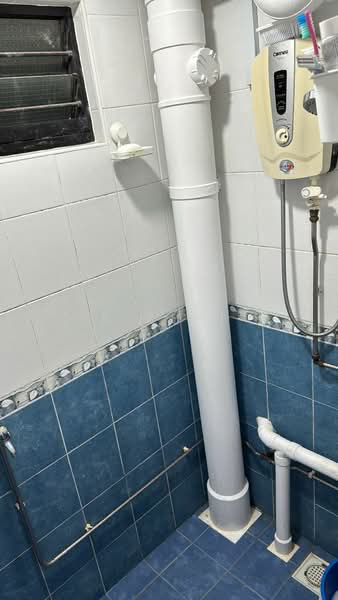 186 Boon Lay Avenue, 186 Boon Lay Avenue, 2 Bedrooms, 635 sqft, HDB Flat For Sale, by R Susi, 500076850 - Bathroom - PropertyGuru.com.sg