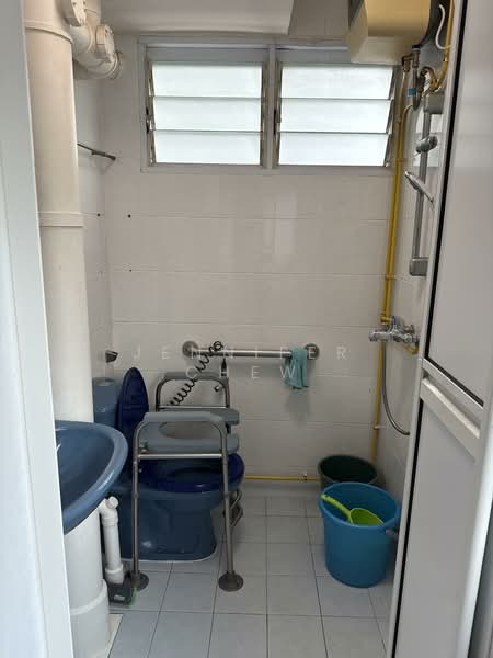 524 Ang Mo Kio Avenue 5, 524 Ang Mo Kio Avenue 5, 2 Bedrooms, 82 sqft, HDB Flat For Rent, by Jennifer Chew, 500076852 - Bathroom - PropertyGuru.com.sg